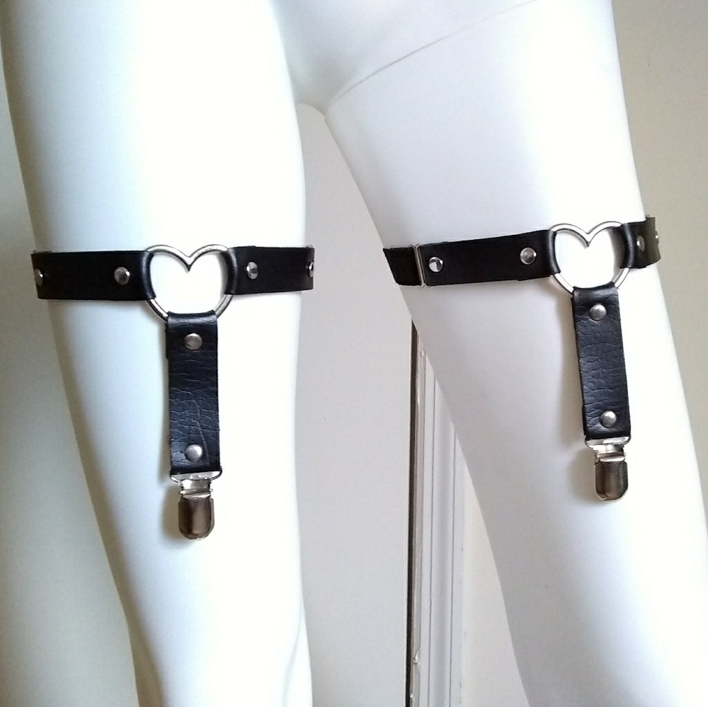 Leg garter belts